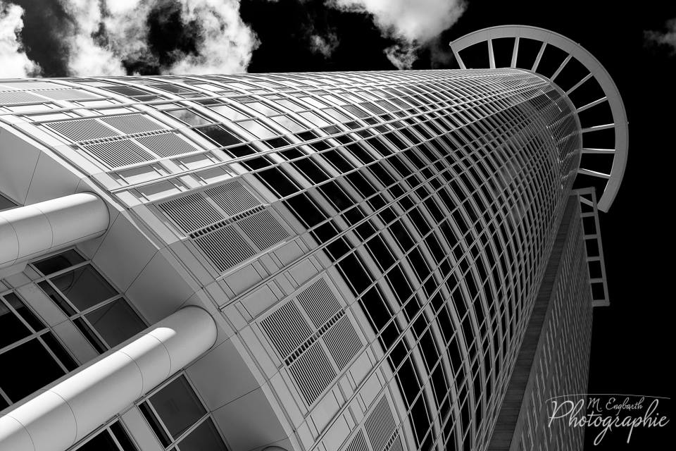 Mit dieser Architekturaufnahme in s/w vom Westendtower in …