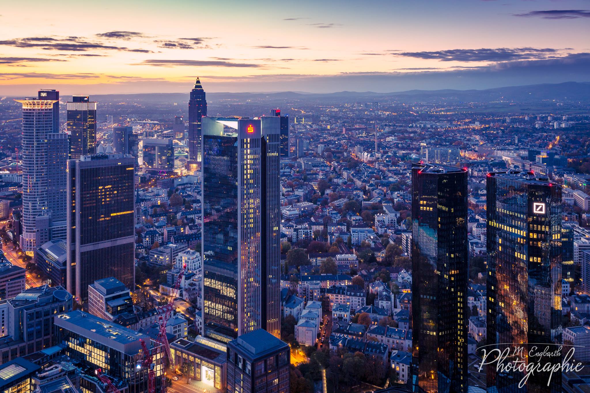 Blick vom Maintower auf Frankfurt bei eisigem Wind