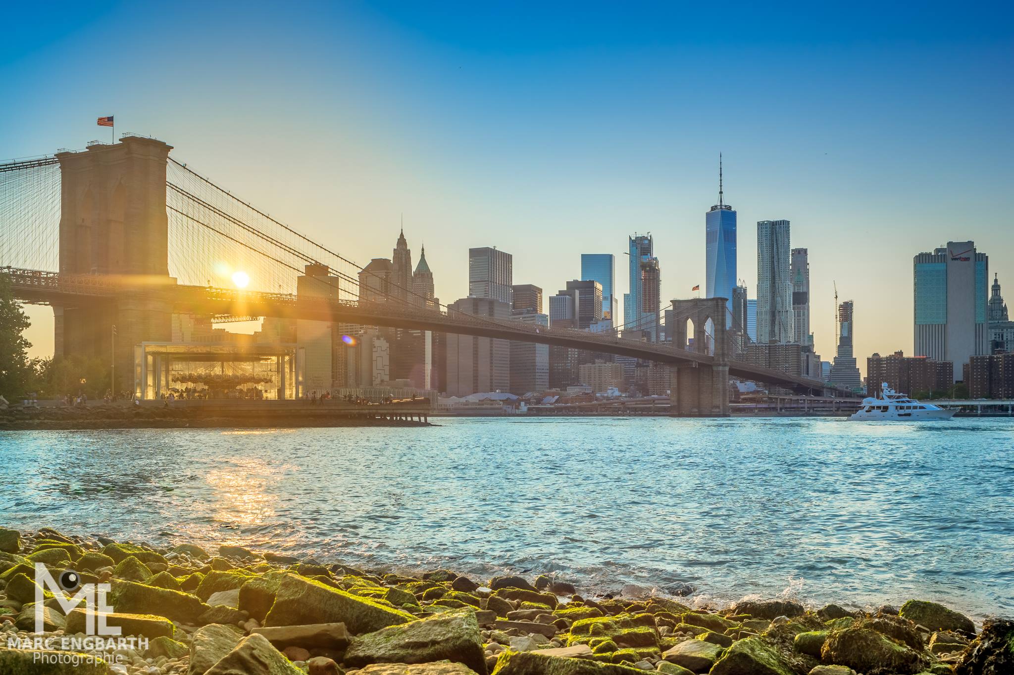 Die Brooklyn Bridge und Skyline von Manhattan vor …