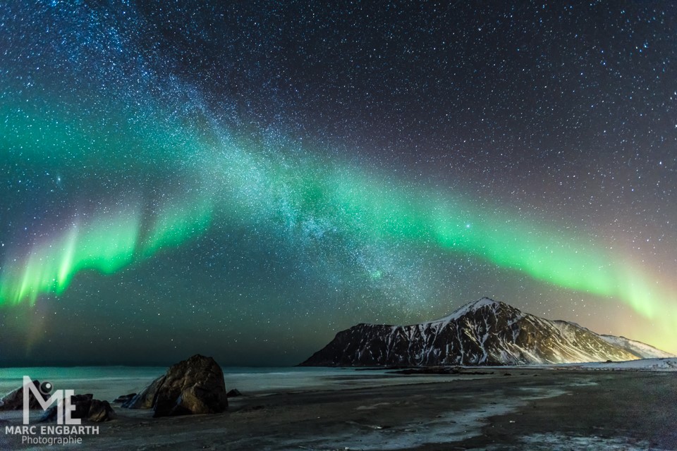 Milchstraße und Polarlicht von den Lofoten