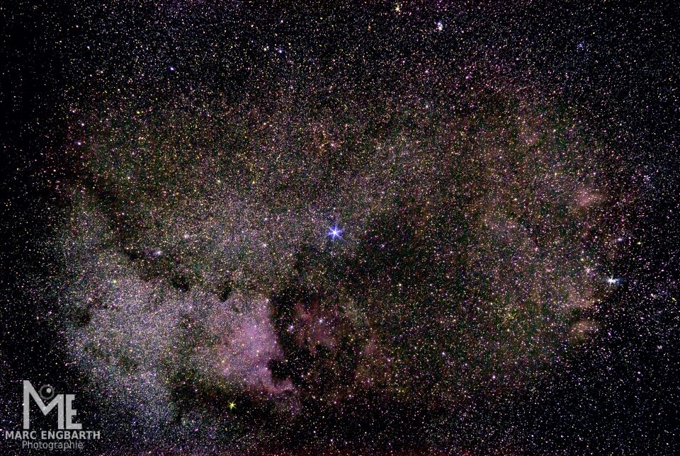 Deneb, Nordamerika- und Pelikannebel Das Foto entstand …