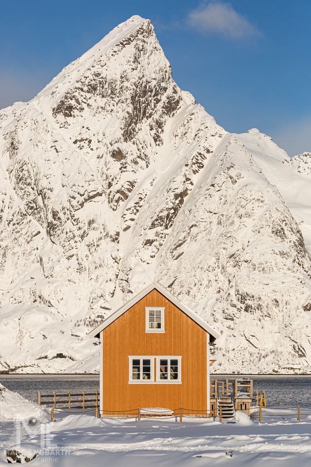 Hütte in Sakrisøy bei tollem Licht und frischem Schnee