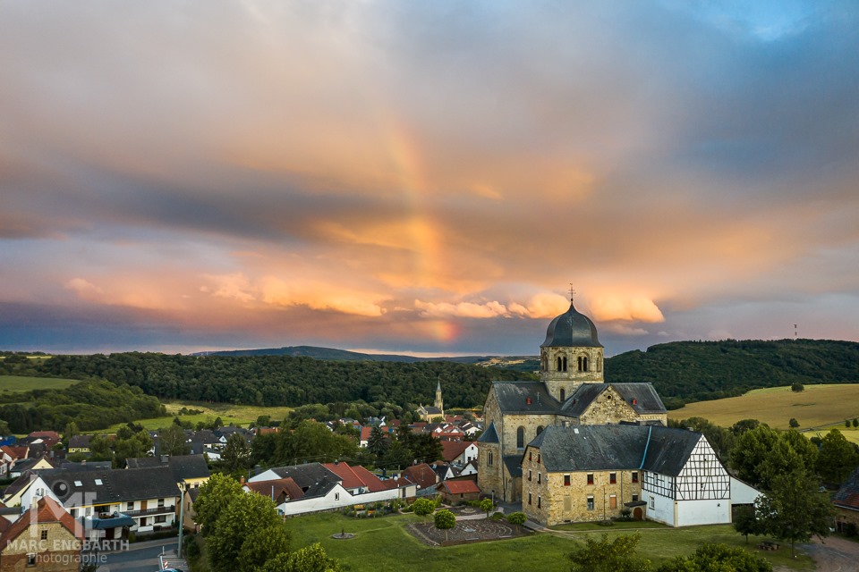 Wolken, Regenbogen und Gegendämmerung!