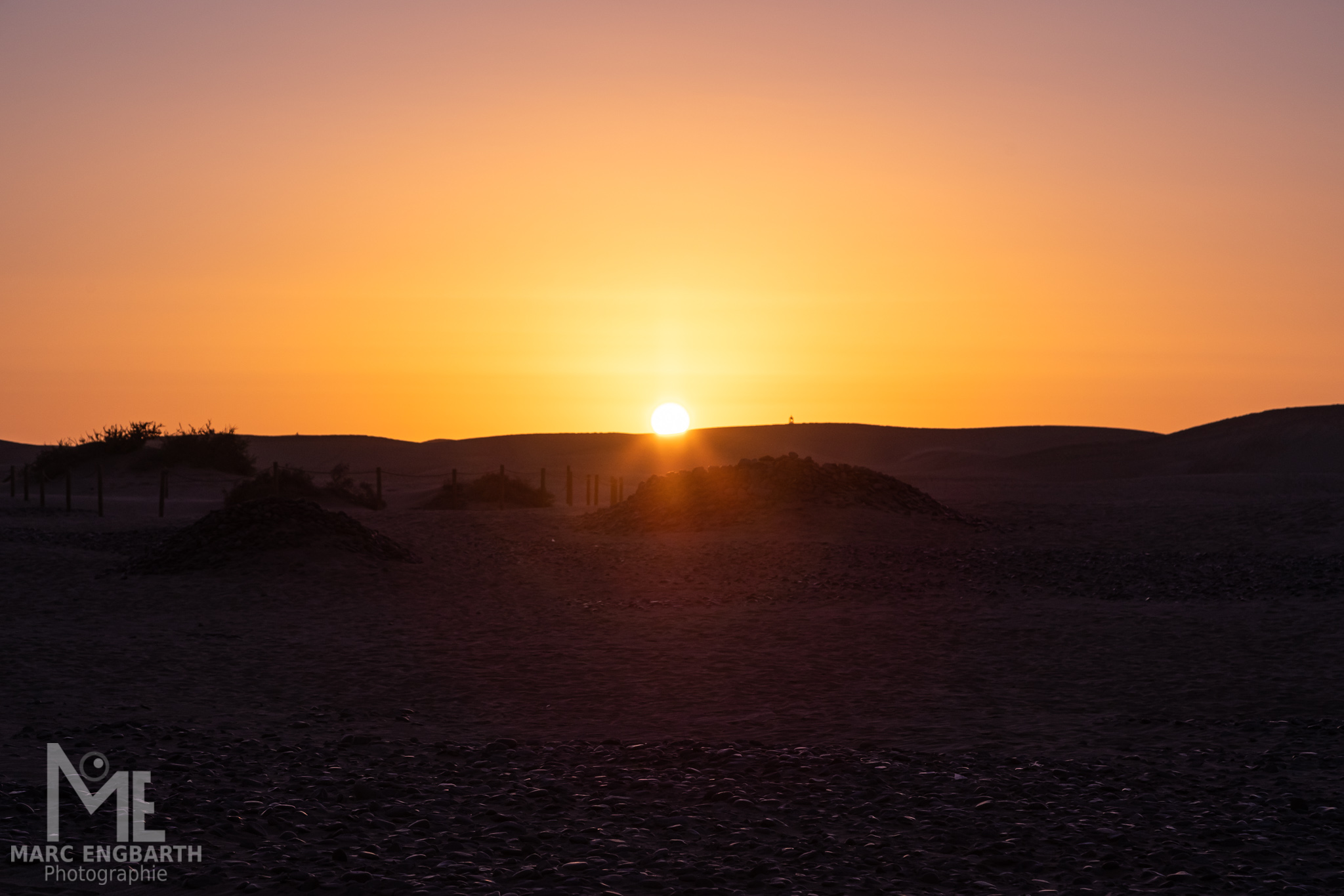 Sonnenuntergang am Strand in den Dünen von Maspalomas auf …